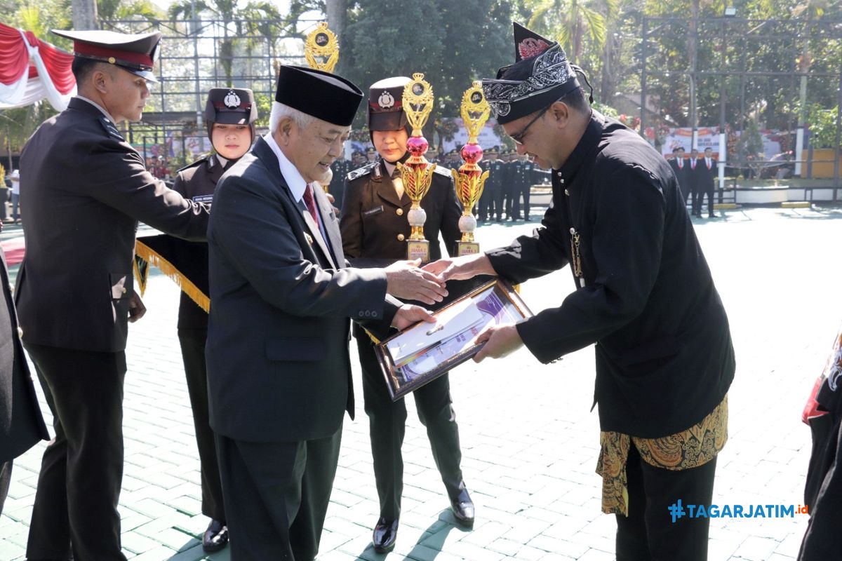 Kapolres dan Bupati Malang Beri Penghargaan Pemenang Lomba Satkamling di Hari Bhayangkara ke-80 5 Kapolres dan Bupati Malang Beri Penghargaan Pemenang Lomba Satkamling di Hari Bhayangkara ke-80