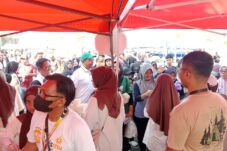 Libur Akhir Pekan, Ratusan Warga Berebut 1000 Porsi MBG Gratis dari UMKM Gresik 13 4ede3539 cdc0 423e b458 7a5d5799eb51