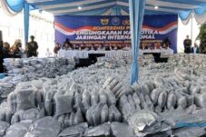 BNN RI Bongkar Penyelundupan Narkotika 3,37 Ton di Gresik, Amankan 12 Tersangka 1 WNA