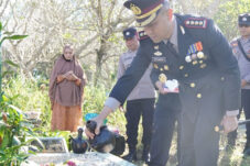 Hari Bhayangkara ke-80, Kapolresta Malang Kota Ziarahi Makam Korban Tragedi Kanjuruhan 27 Hari Bhayangkara ke-80, Kapolresta Malang Kota Ziarahi Makam Korban Tragedi Kanjuruhan