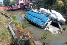 Kecelakaan Tunggal di Gedangan, Truk Rusak Setelah Masuk Sungai 11 Kecelakaan Tunggal di Gedangan, Truk Rusak Setelah Masuk Sungai