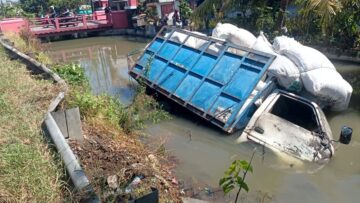 Kecelakaan Tunggal di Gedangan, Truk Rusak Setelah Masuk Sungai 4 Kecelakaan Tunggal di Gedangan, Truk Rusak Setelah Masuk Sungai