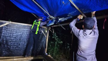Polres Malang Bongkar dan Bakar Arena yang Diduga Digunakan untuk Sabung Ayam di Singosari 4 Polres Malang Bongkar dan Bakar Arena yang Diduga Digunakan untuk Sabung Ayam di Singosari