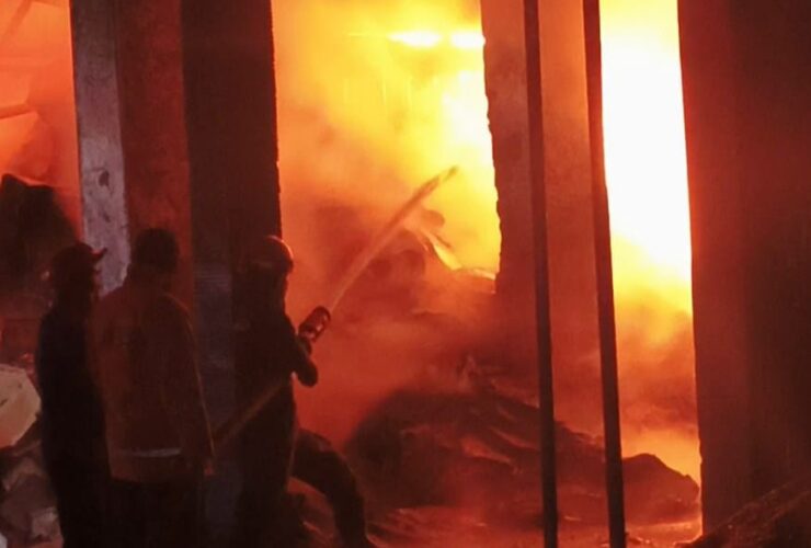 Kebakaran Hanguskan 10 Kios di Pasar Agrobis Babat Lamongan, Diduga Dipicu Korsleting Listrik 1 IMG 20260712 WA0013