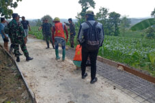 Dongkrak Ekonomi Petani, Pra TMMD Kodim 0812 Cor Jalan Usaha Tani di Desa Tlemang