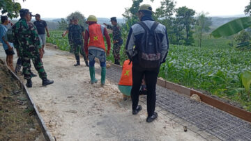 Dongkrak Ekonomi Petani, Pra TMMD Kodim 0812 Cor Jalan Usaha Tani di Desa Tlemang