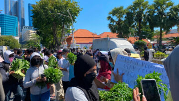 Aksi Bawa Sayuran di Grahadi, Massa Desak MBG Kembali Berjalan Usai Harga Komoditas Anjlok