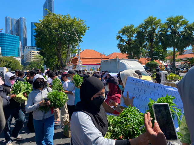 Aksi Bawa Sayuran di Grahadi, Massa Desak MBG Kembali Berjalan Usai Harga Komoditas Anjlok