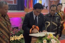 Unikama Resmikan Pusat Kajian Konstitusi dan Demokrasi, Prof Yusril Soroti Etika Medsos hingga Regulasi LGBT 29 Unikama Resmikan Pusat Kajian Konstitusi dan Demokrasi, Prof Yusril Soroti Etika Medsos hingga Regulasi LGBT
