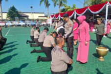Kapolres Malang Pimpin Kenaikan Pangkat 74 Personel, Diakhiri Tradisi Siraman Air Bunga 20 Kapolres Malang Pimpin Kenaikan Pangkat 74 Personel, Diakhiri Tradisi Siraman Air Bunga