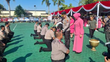 Kapolres Malang Pimpin Kenaikan Pangkat 74 Personel, Diakhiri Tradisi Siraman Air Bunga 22 Kapolres Malang Pimpin Kenaikan Pangkat 74 Personel, Diakhiri Tradisi Siraman Air Bunga