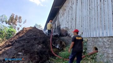 Tumpukan Limbah Pabrik Sumpit di Ngawi Terbakar, Dua Unit PMK Dikerahkan 2 Tumpukan Limbah Pabrik Sumpit di Ngawi Terbakar, Dua Unit PMK Dikerahkan