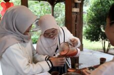 Serunya Berrventure di Lumbung Stroberi Bumiaji Kota Batu
