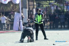 Srikandi Satlantas Polres Malang Tampilkan Atraksi Safety Riding di Peringatan Hari Bhayangkara ke-80 9 Srikandi Satlantas Polres Malang Tampilkan Atraksi Safety Riding di Peringatan Hari Bhayangkara ke-80